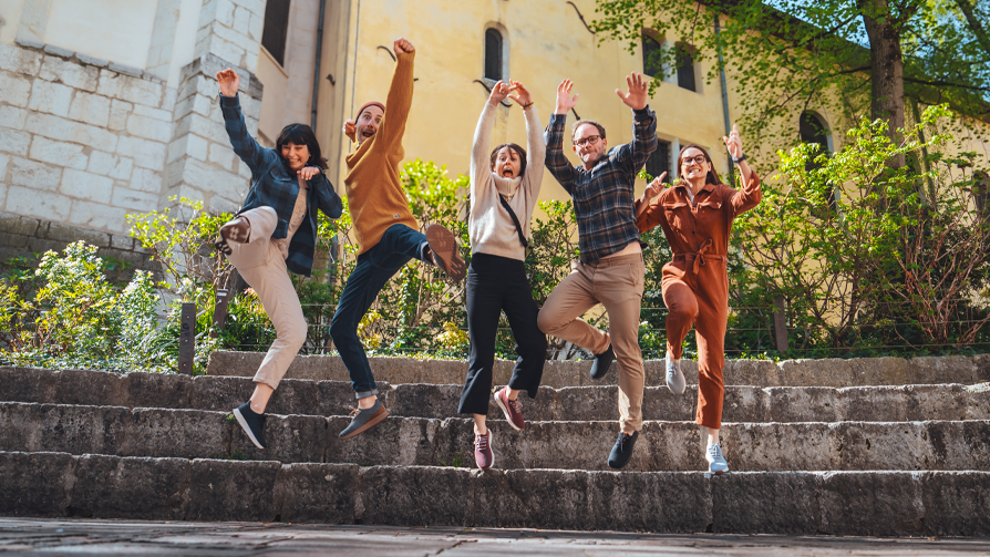 5 personnes en train de sauter de joie, portant des chaussures SAOLA Tsavo en laine