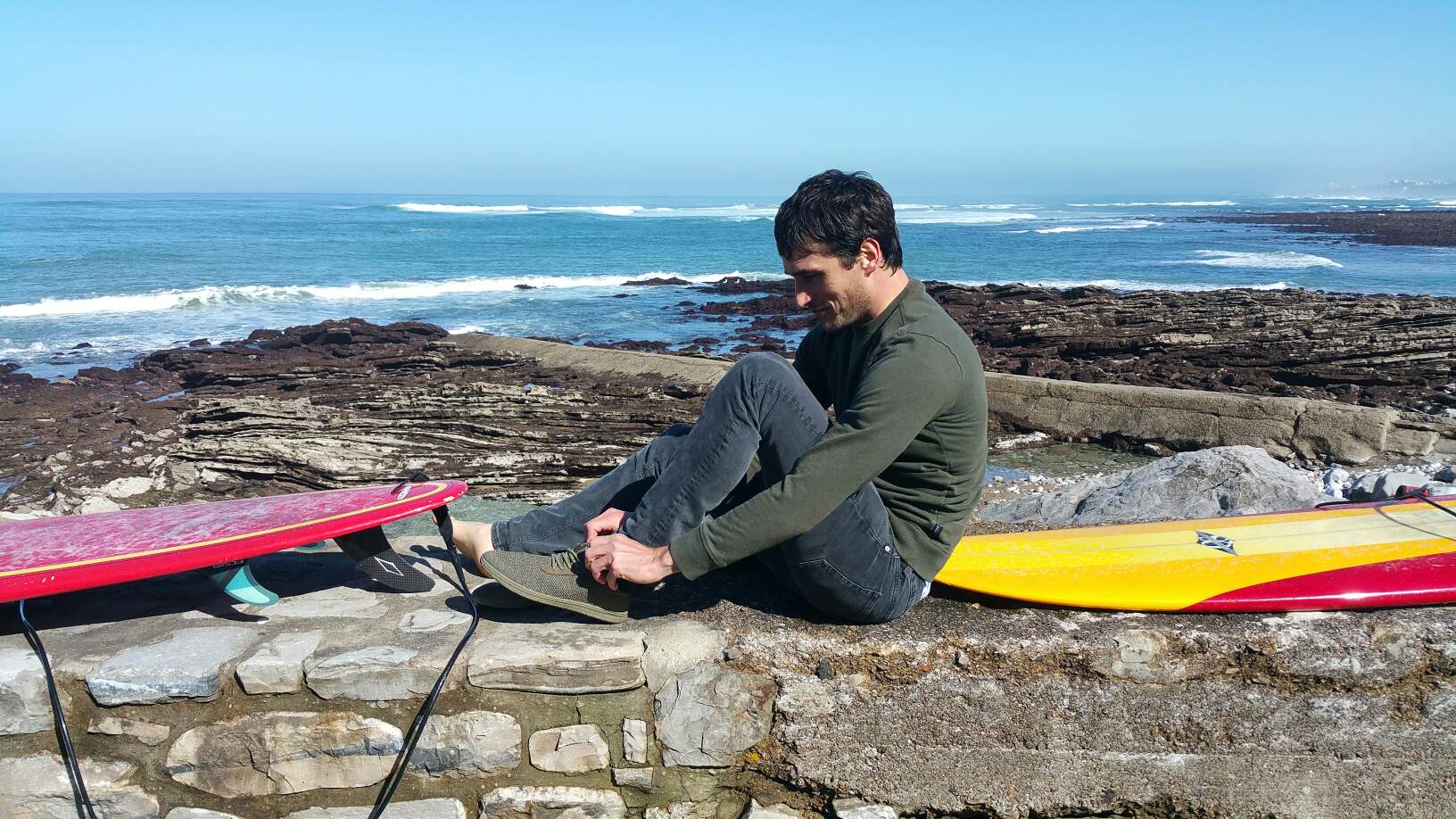 Jules de l'entreprise Circul'r qui se prépare pour une journée de surf