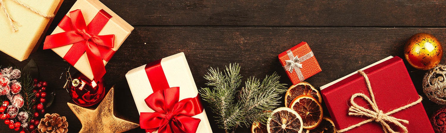 Une photo de plusieurs cadeaux