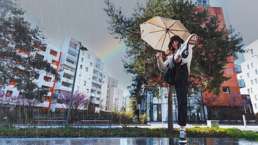 Une dame portant des chaussures impérméables en cuir vegan