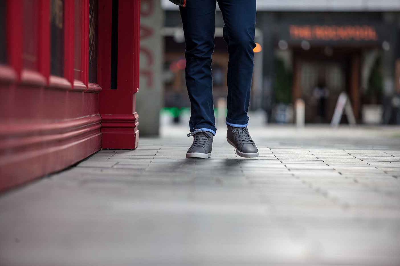 Chaussures homme de couleur gris portées de face