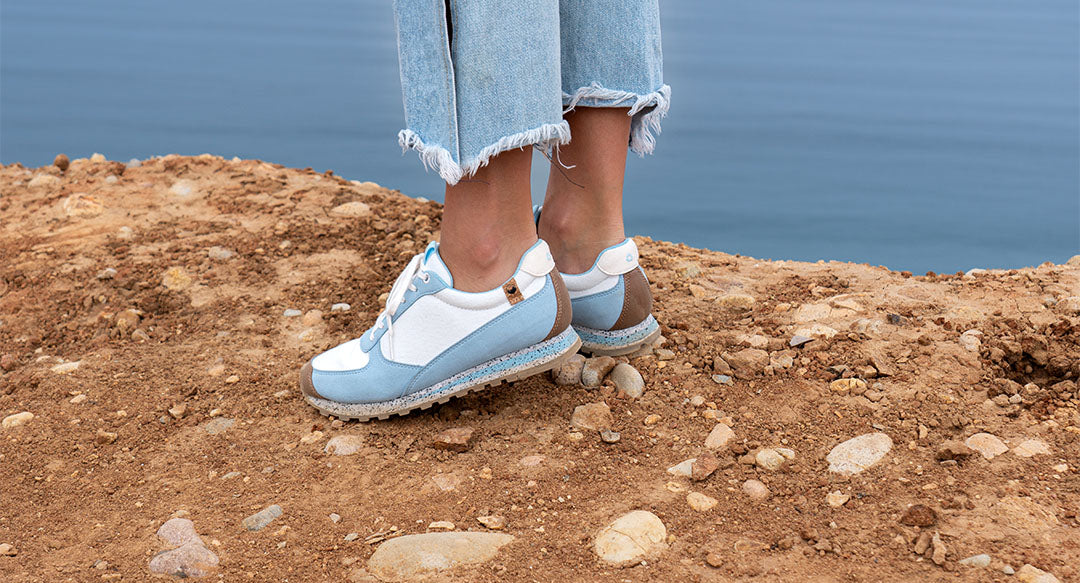 Chaussures femme de couleur bleu ciel portées vue de derrière