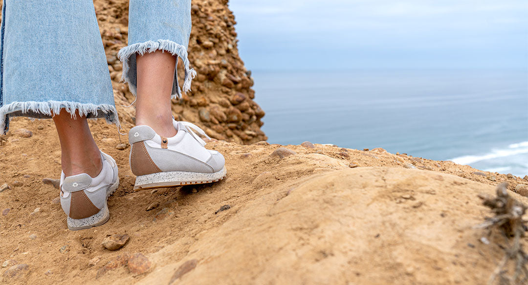 Chaussures femme de couleur gris clair portées et vue de derrière