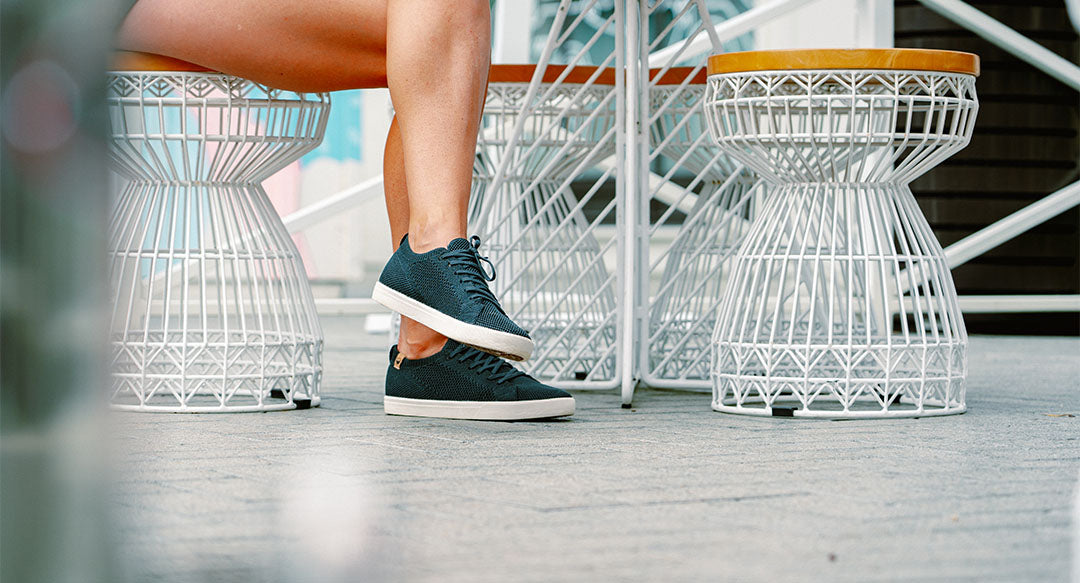 Baskets femme de couleur noir portées 