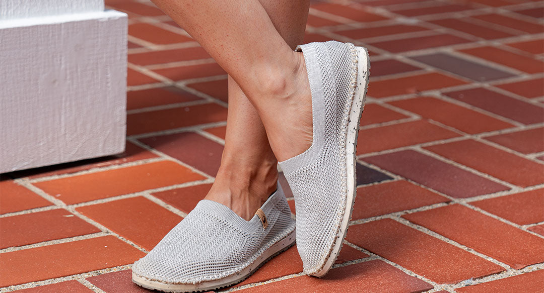 Chaussures femme de couleur gris clair portées