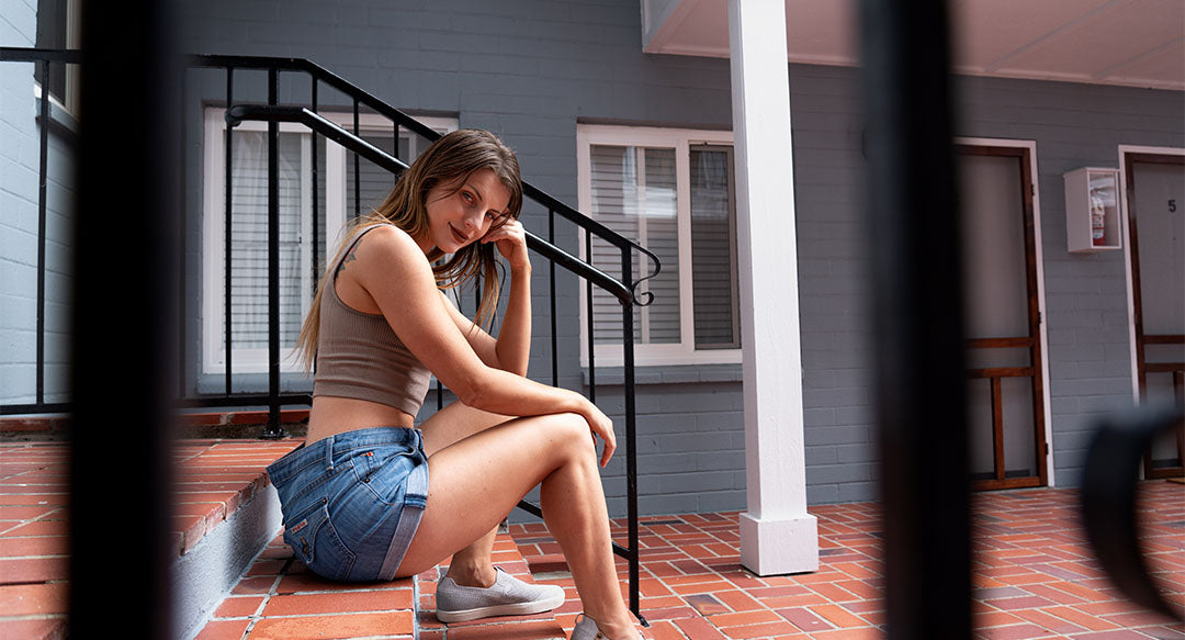 Chaussures femme de couleur gris clair portées 