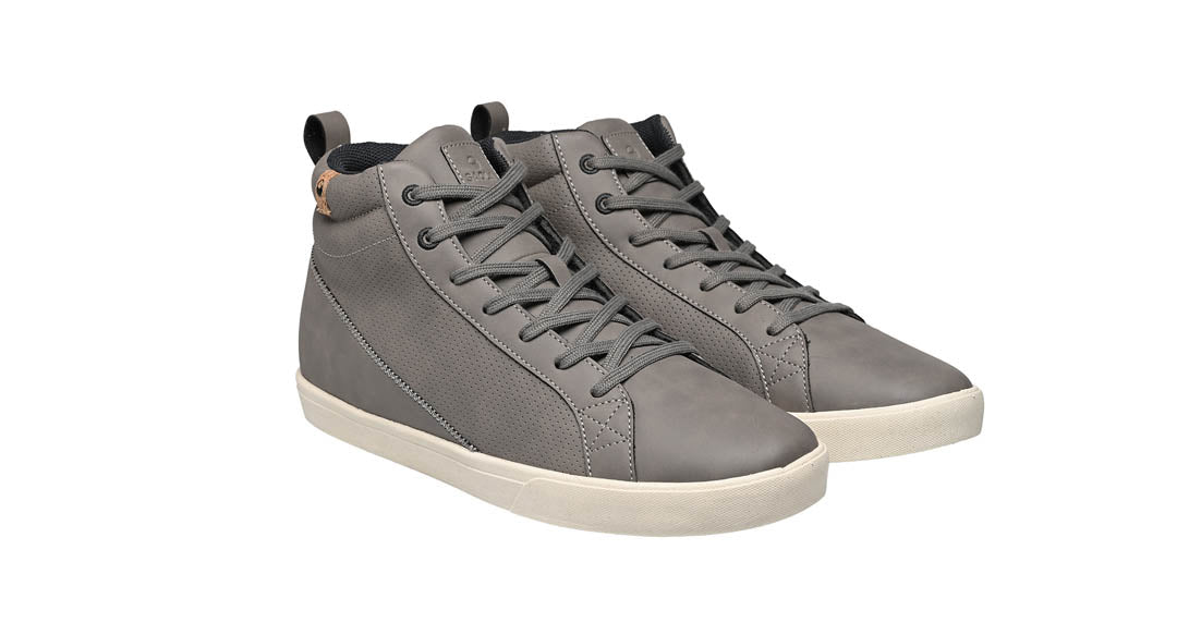 Chaussures homme de couleur gris vue d’ensemble coté droit