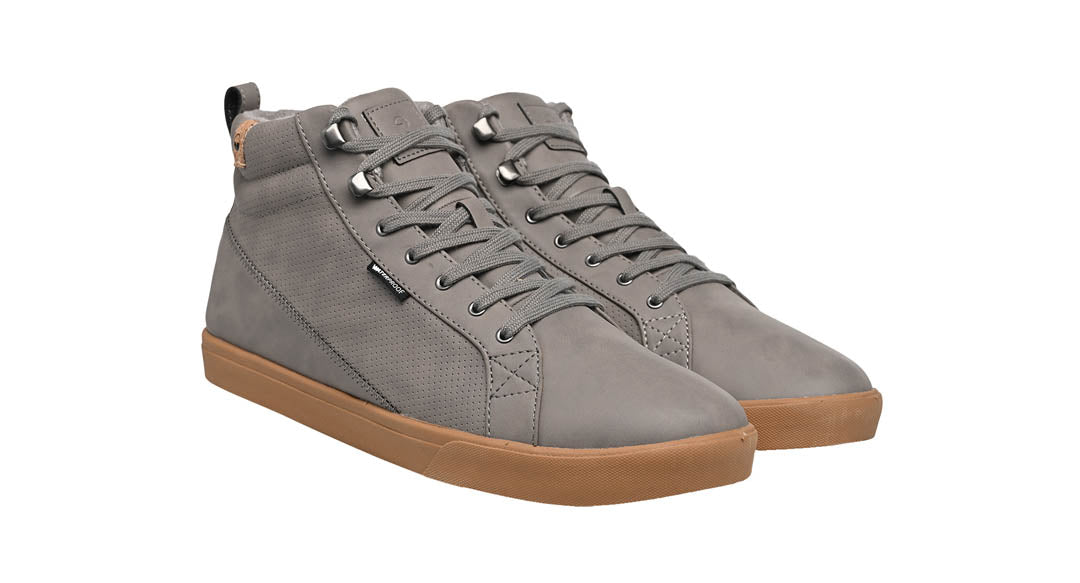 Chaussures homme de couleur gris vue d’ensemble coté droit